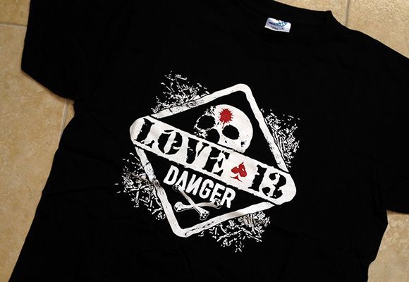 Camiseta con logo de Love 13